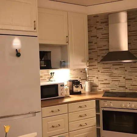 Spacious 3 Flat With Balcony At Center 아파트