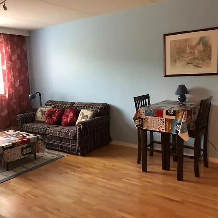 아파트 Spacious 3 Flat With Balcony At Center *